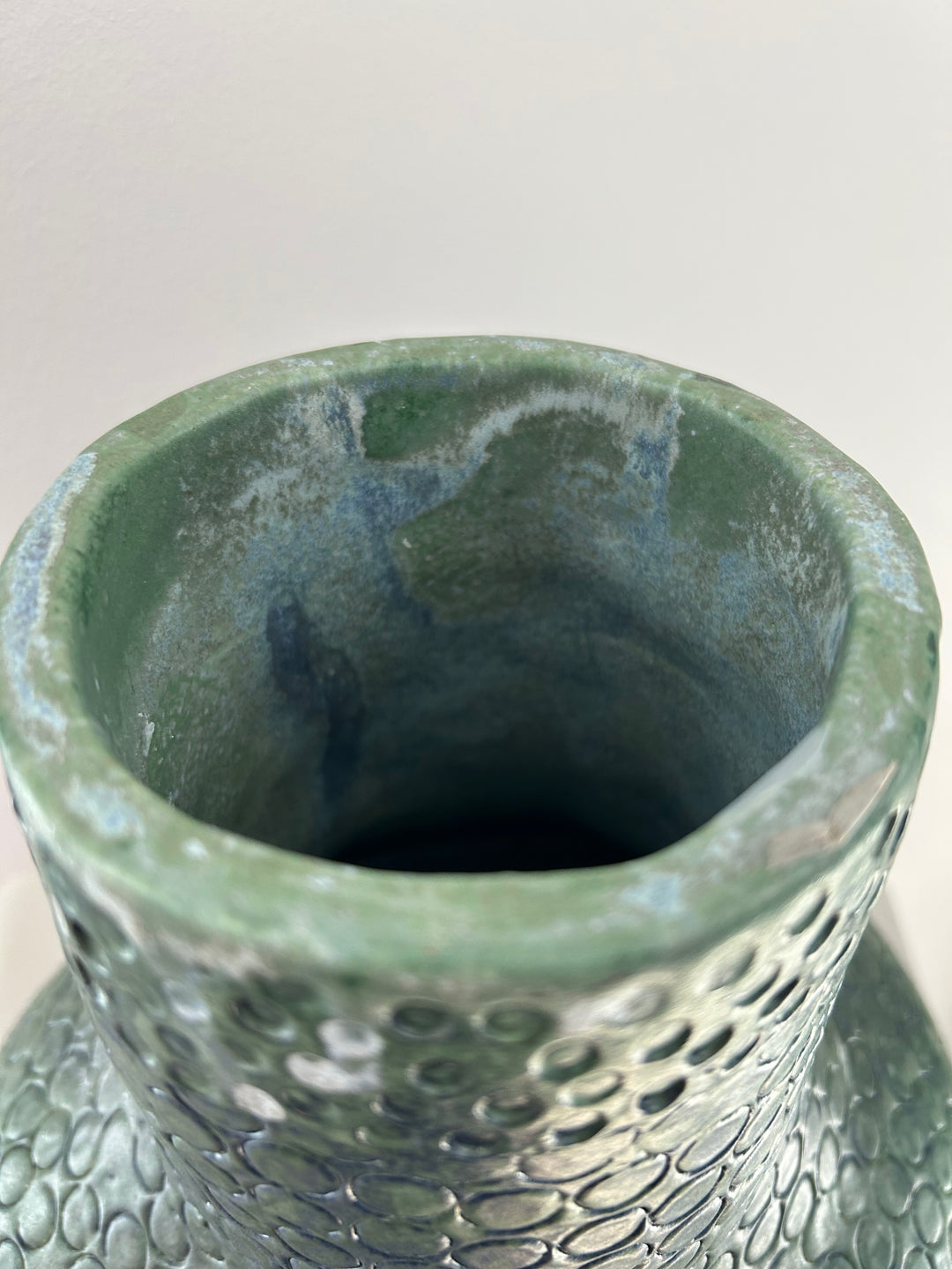 Groene diepte in reliëf – een vaas die leeft tussen water en aarde /  25,5 x 22,5 x 23 cm