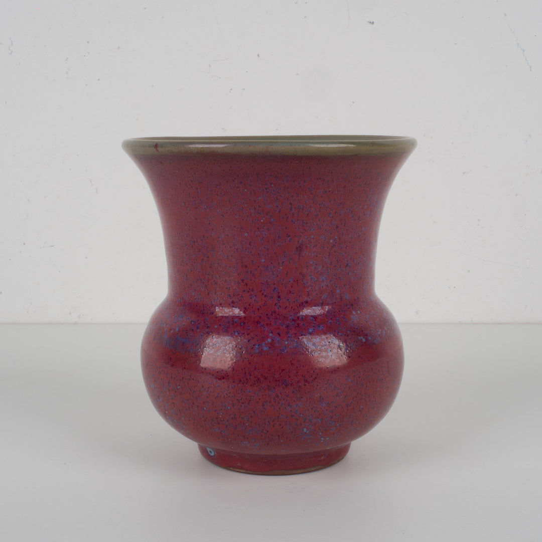 Handgemaakt keramisch vaasje – Bordeaux sang de boeuf met lichtblauw glazuur