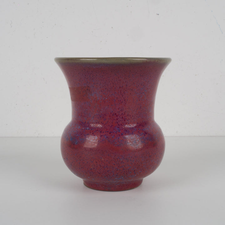 Handgemaakt keramisch vaasje – Bordeaux sang de boeuf met lichtblauw glazuur