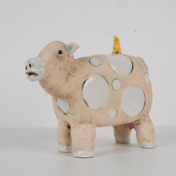 Handgemaakt ludiek keramieken beeldje – Koe met geel vogeltje