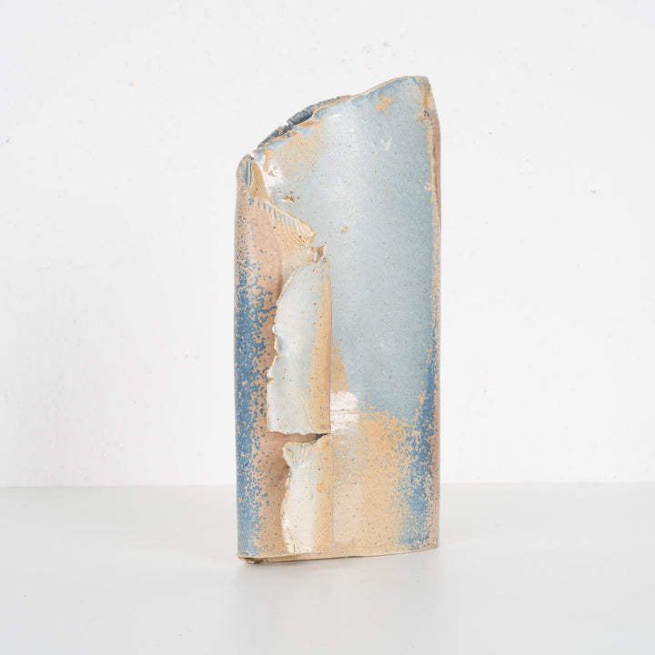 Handgemaakt smal keramisch vaasje – lichtblauw en beige, ophangbaar