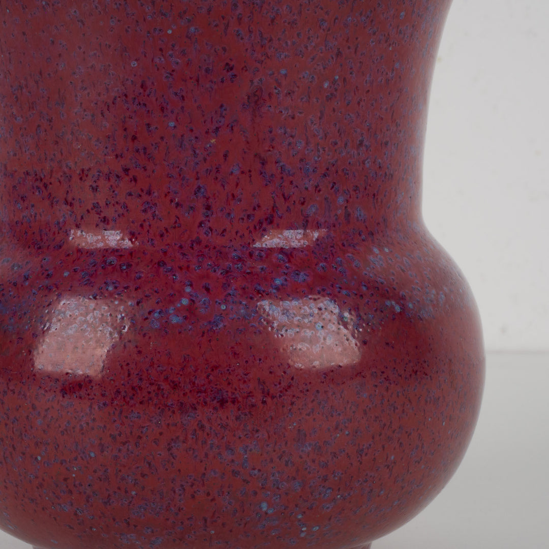 Handgemaakt keramisch vaasje – Bordeaux sang de boeuf met lichtblauw glazuur