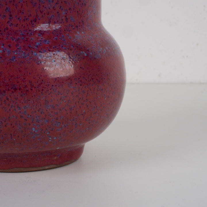 Handgemaakt keramisch vaasje – Bordeaux sang de boeuf met lichtblauw glazuur