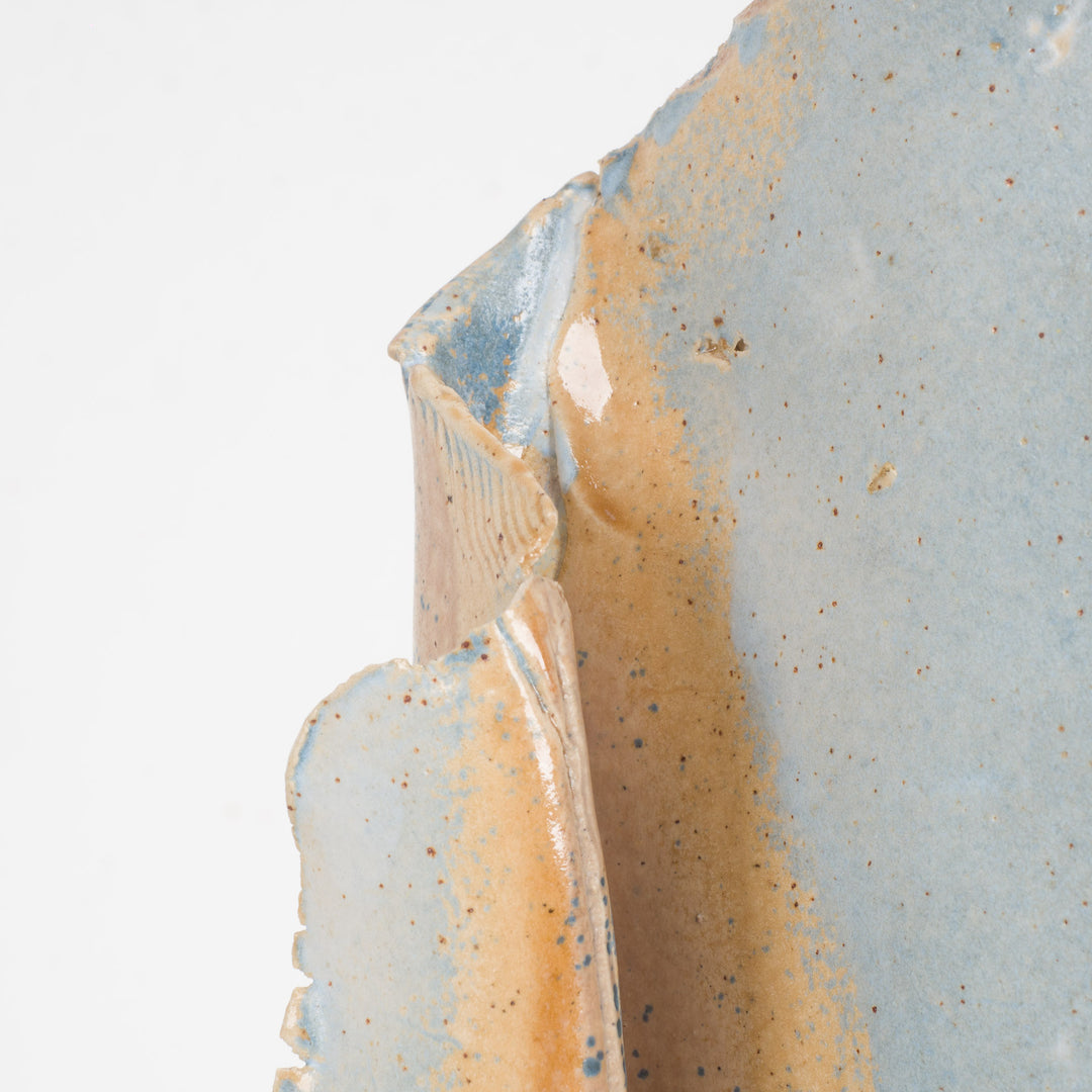 Handgemaakt smal keramisch vaasje – lichtblauw en beige, ophangbaar