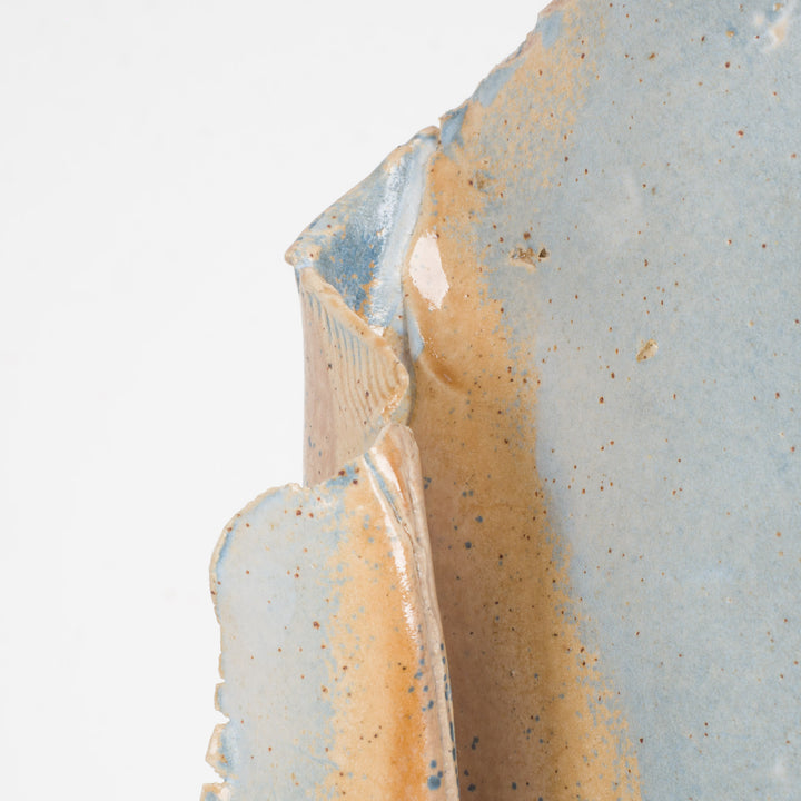 Handgemaakt smal keramisch vaasje – lichtblauw en beige, ophangbaar