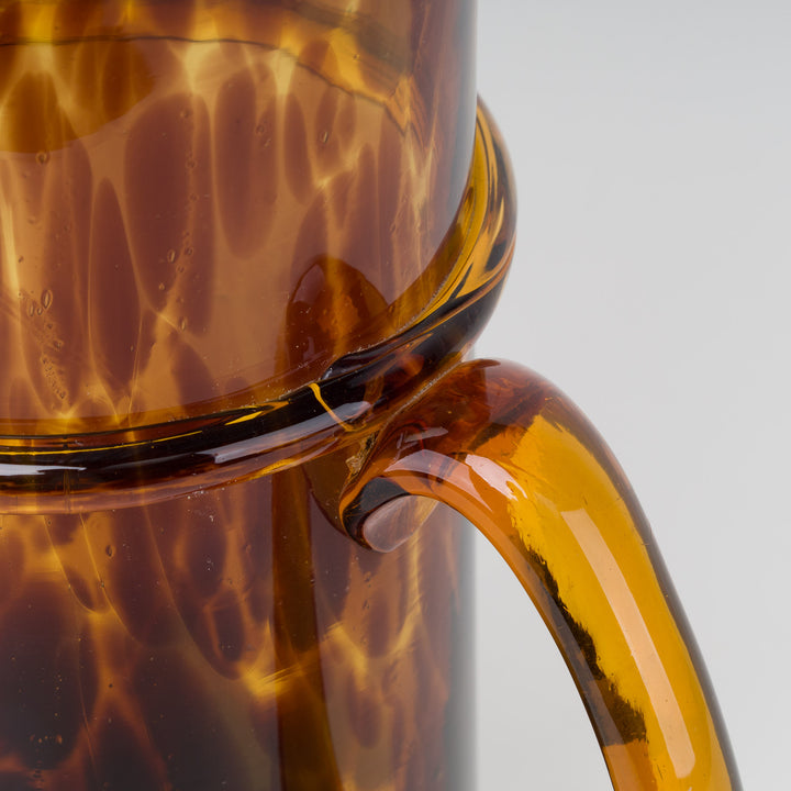 Glazen schenkkan in bruin schildpadmotief