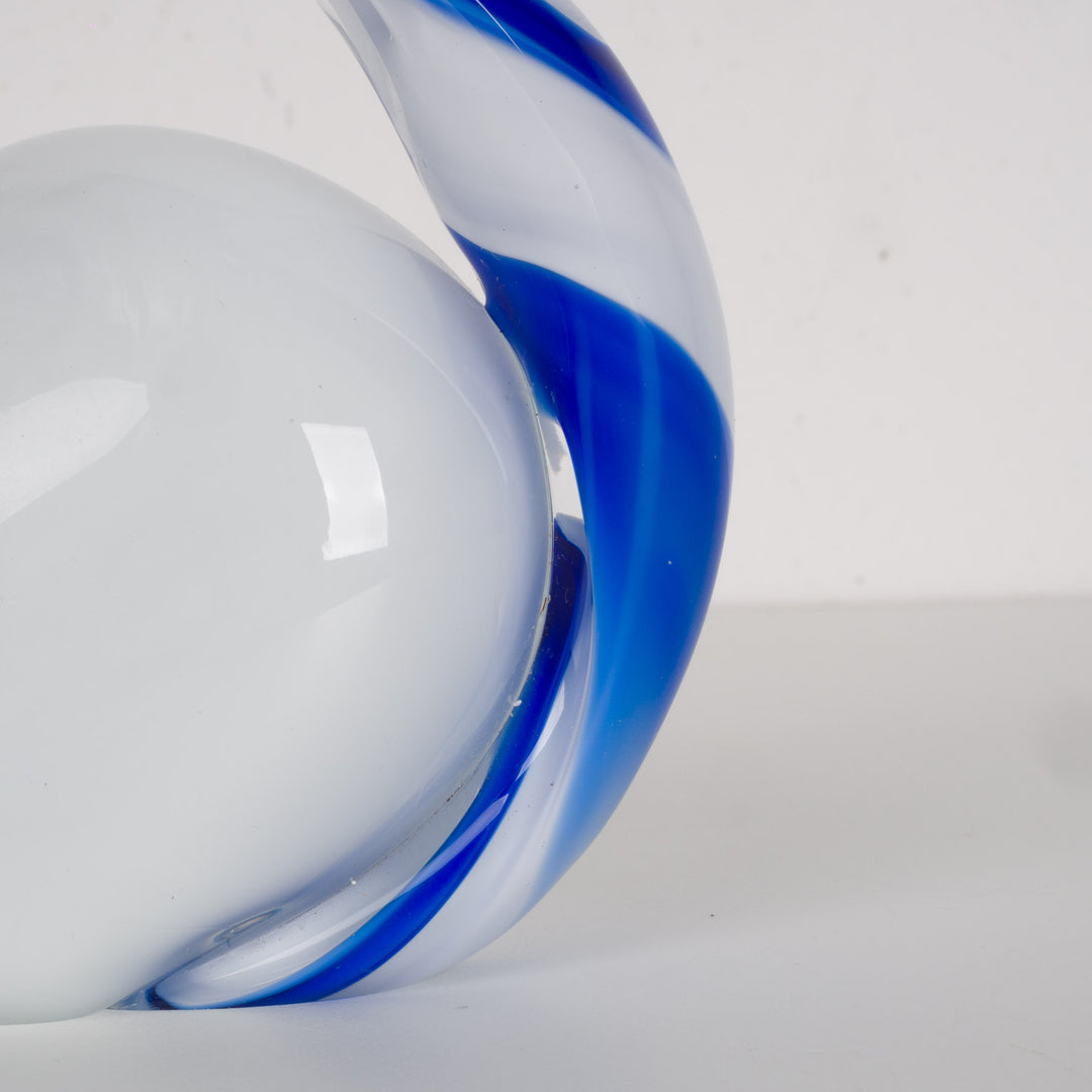 Glass Cat – Elegant mix of white and blue