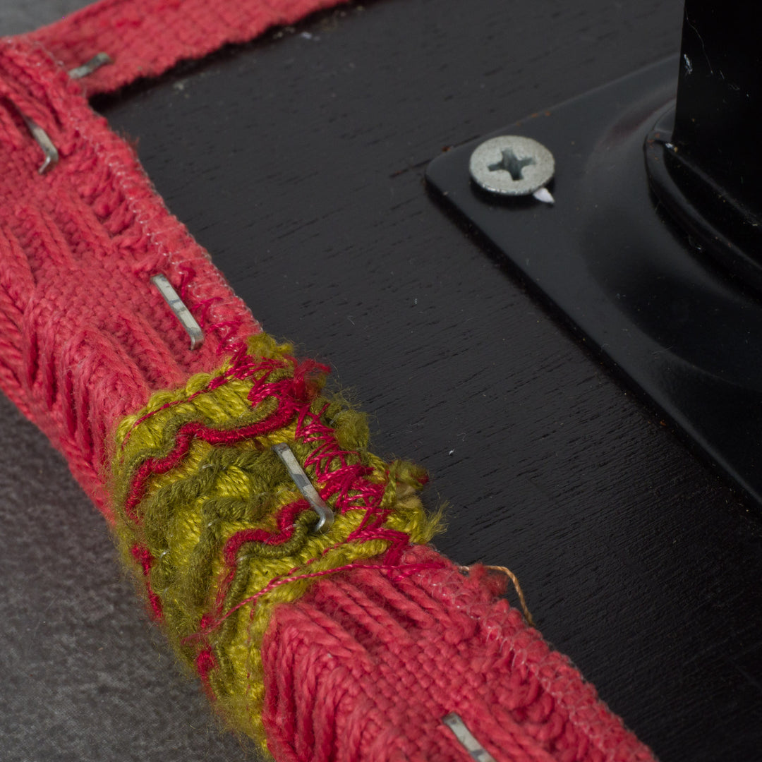 Charmant houten krukje met broderie stof in roze en groen