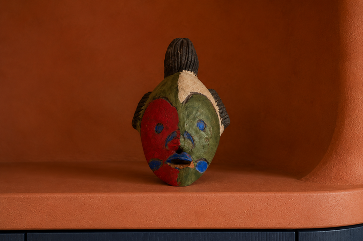 Klein Afrikaans decoratief maskertje – groen, rood en paars / 13,5 x 7,5 x 5,5 cm