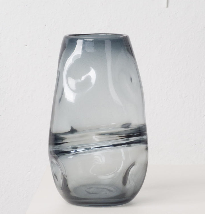 Een mondgeblazen vaas in donkergrijs glas / 14 x 14 x 27,5 cm