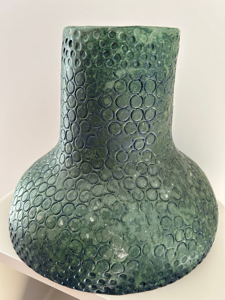 Groene diepte in reliëf – een vaas die leeft tussen water en aarde /  25,5 x 22,5 x 23 cm