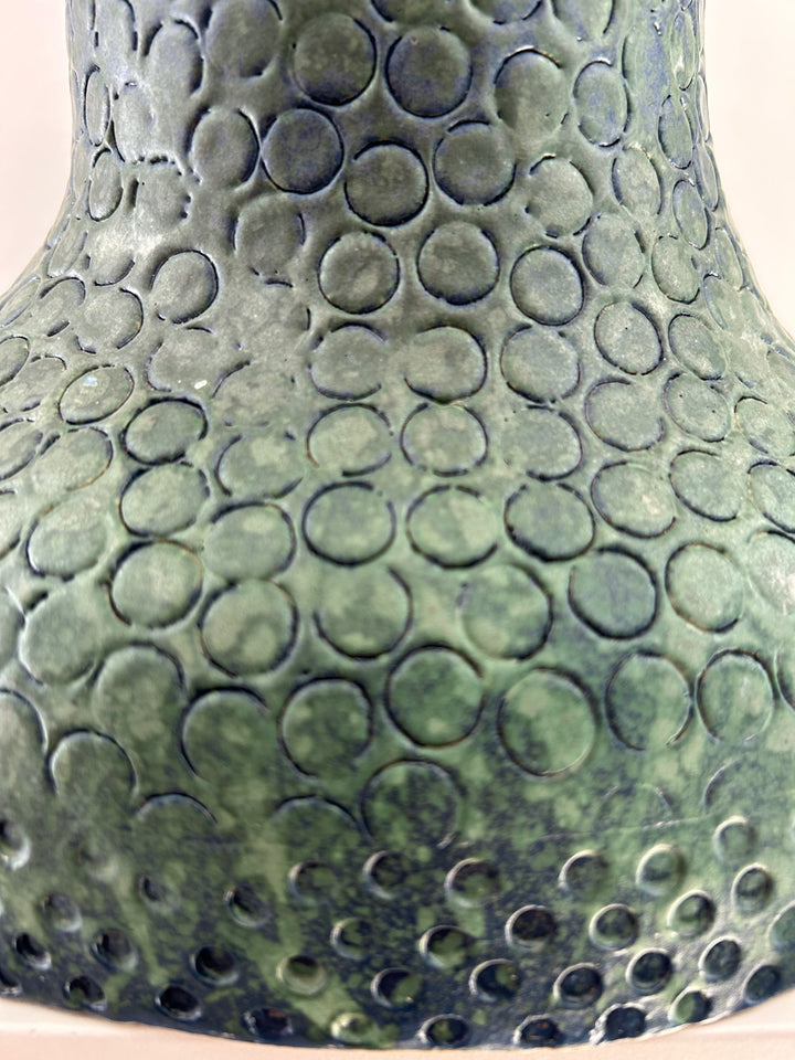 Groene diepte in reliëf – een vaas die leeft tussen water en aarde /  25,5 x 22,5 x 23 cm