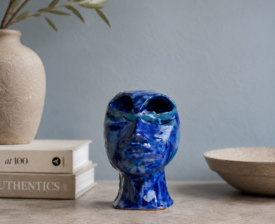 Keramisch gezicht in blauw glazuur / 10 x 16 x 16,5 cm