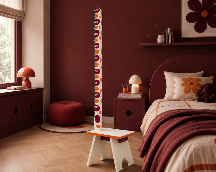 Ludieke houten kruk met een meetlat in oranje /  25 x 32,5 x 132 cm