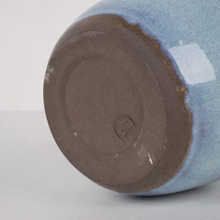 Keramisch geglazuurd vaasje in lichtblauw – gestempeld M – 17,5 cm