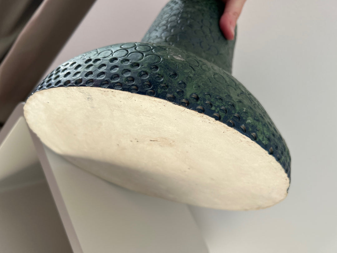 Groene diepte in reliëf – een vaas die leeft tussen water en aarde /  25,5 x 22,5 x 23 cm