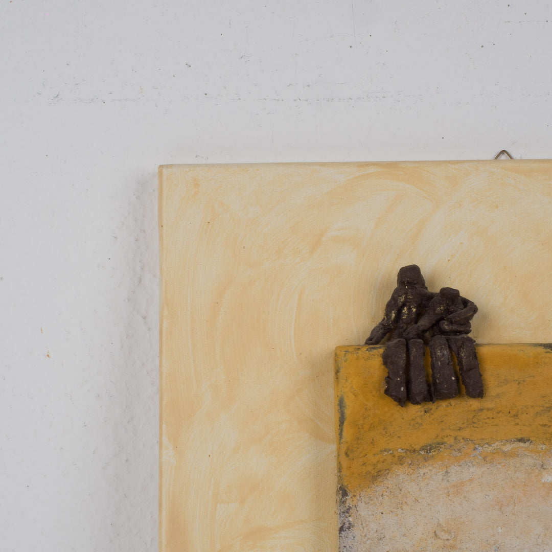 Schilderij in okergeel met 3D beeldje van zittende figuren – 40x40 cm