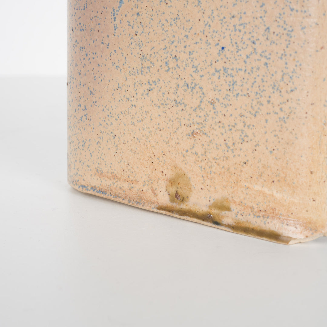 Handgemaakt smal keramisch vaasje – lichtblauw en beige, ophangbaar