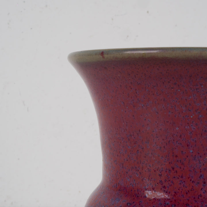 Handgemaakt keramisch vaasje – Bordeaux sang de boeuf met lichtblauw glazuur