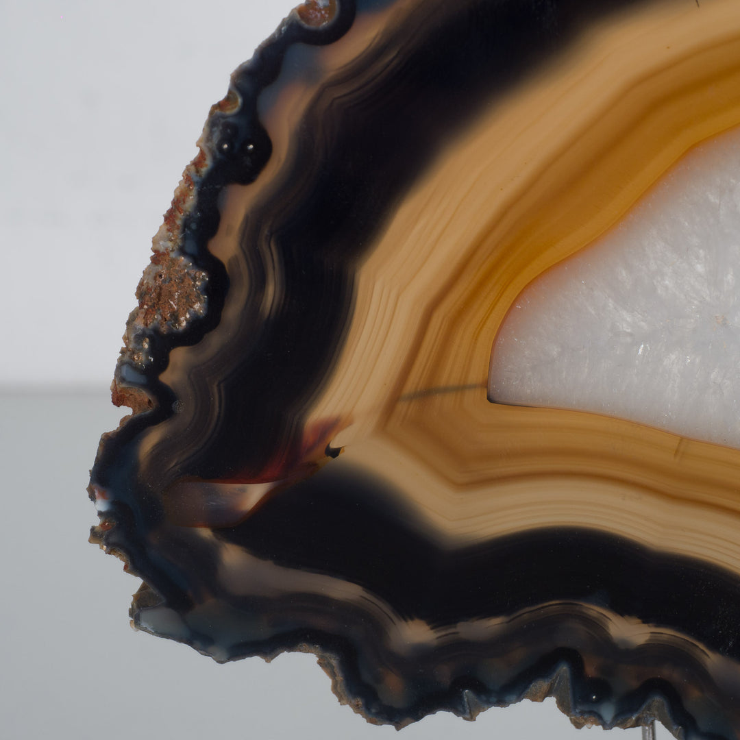 Brown agate stone on black base – natural elegance