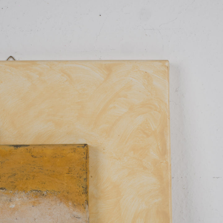 Schilderij in okergeel met 3D beeldje van zittende figuren – 40x40 cm