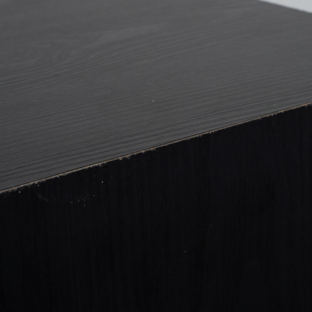 Base in black laminate