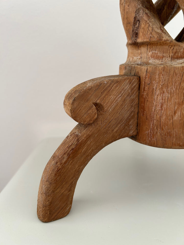 Gedraaide Tijd – Vintage Houten Kandelaar met Ziel