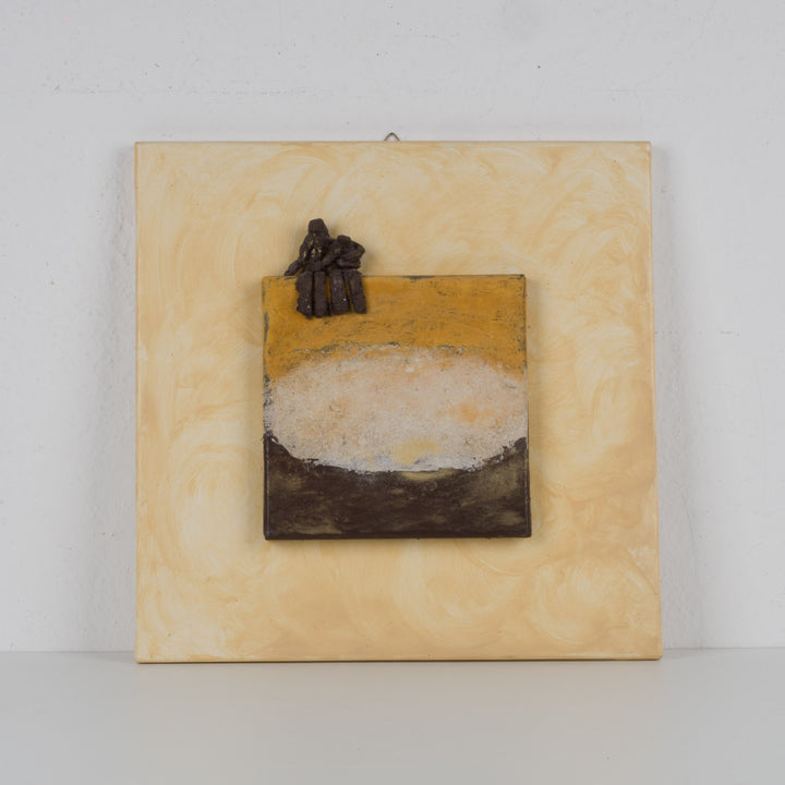 Schilderij in okergeel met 3D beeldje van zittende figuren – 40x40 cm