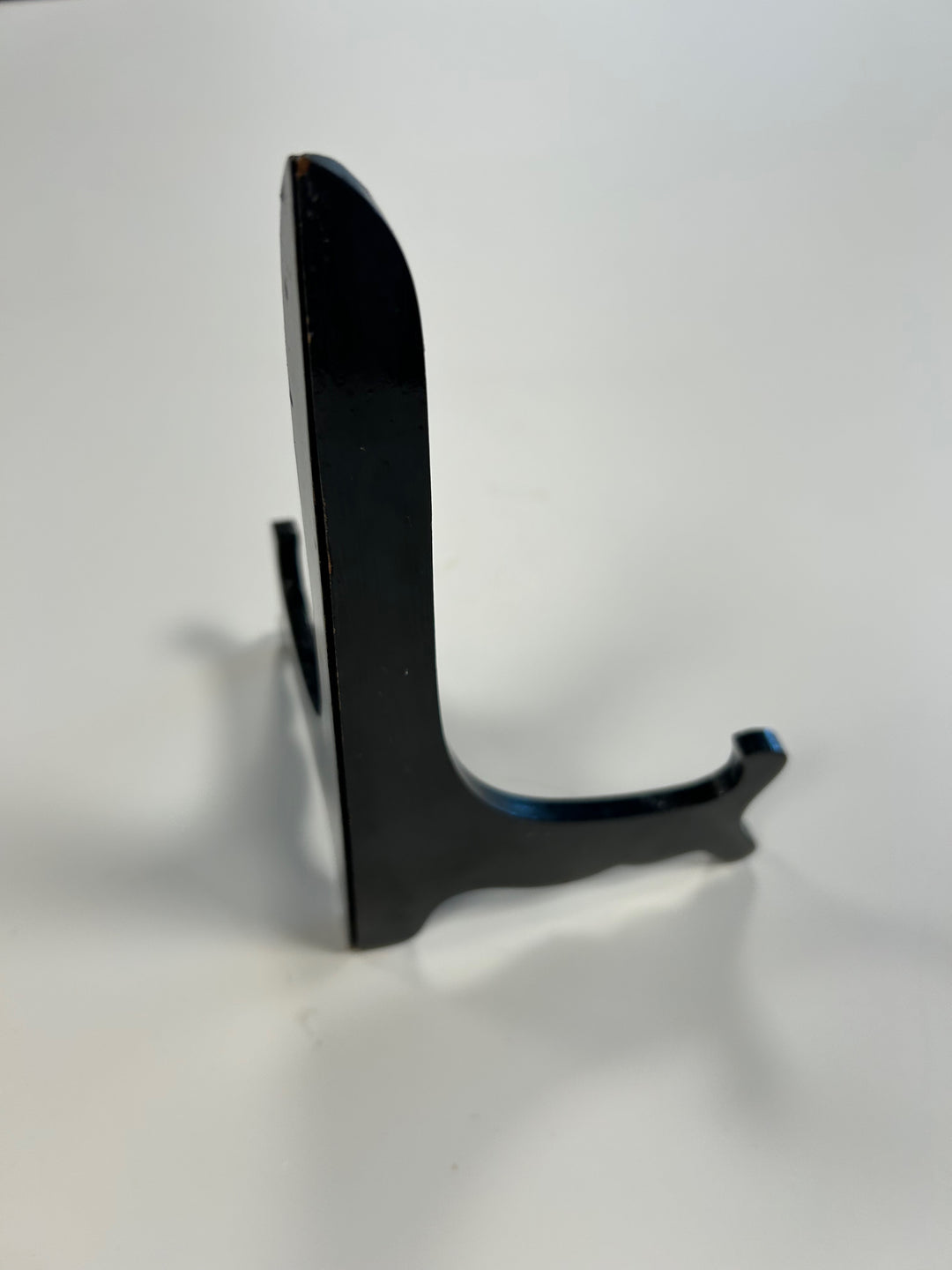 Black wooden holder – elegant and functional