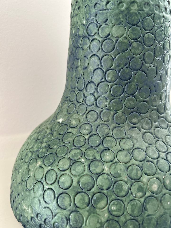 Groene diepte in reliëf – een vaas die leeft tussen water en aarde /  25,5 x 22,5 x 23 cm