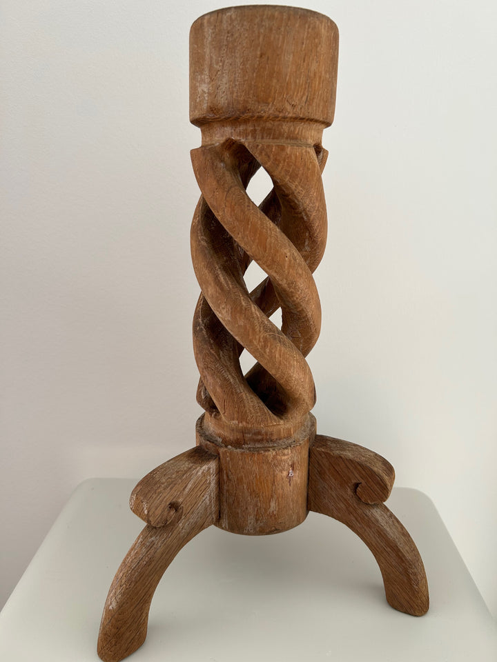 Gedraaide Tijd – Vintage Houten Kandelaar met Ziel