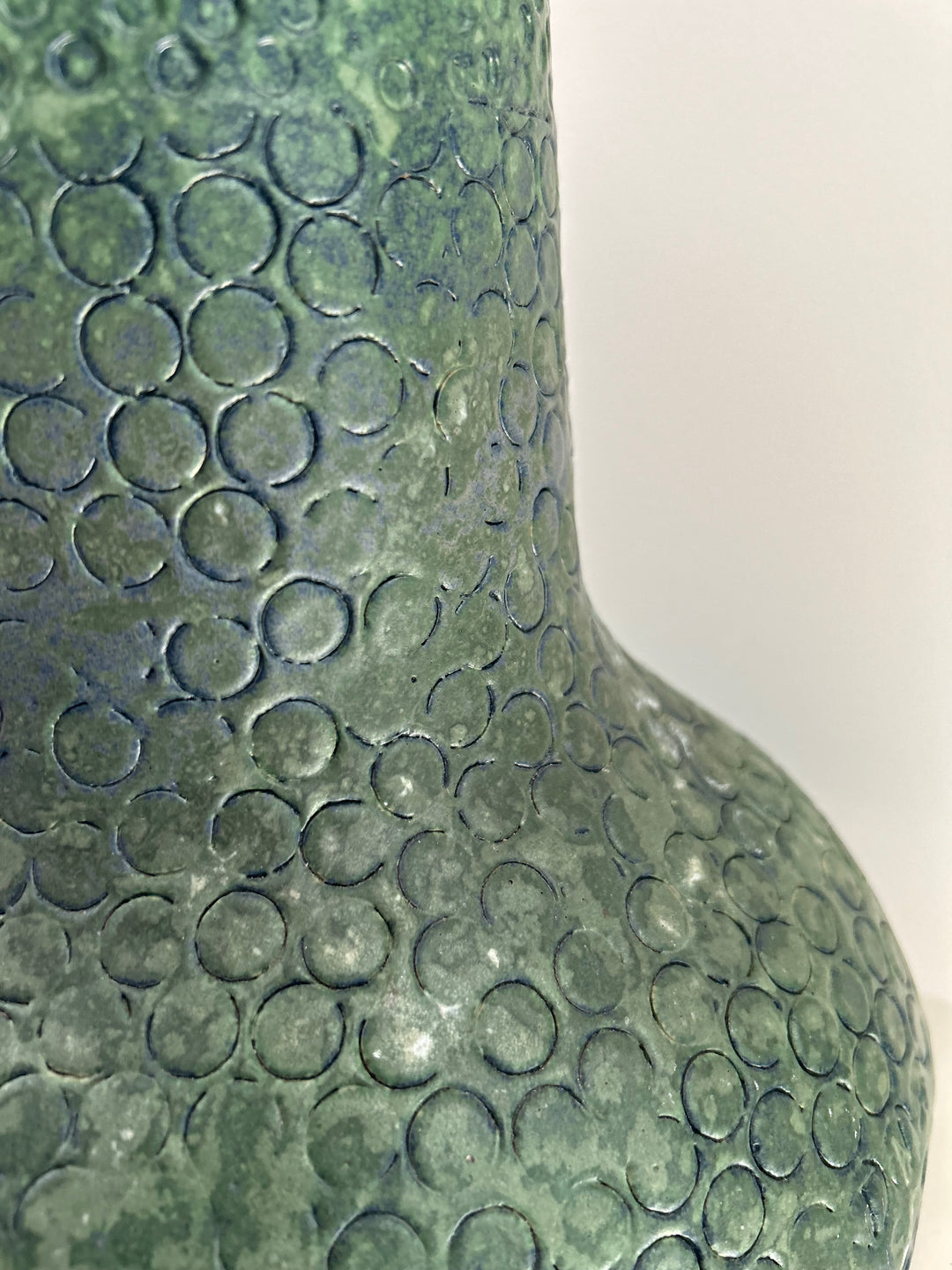 Groene diepte in reliëf – een vaas die leeft tussen water en aarde /  25,5 x 22,5 x 23 cm