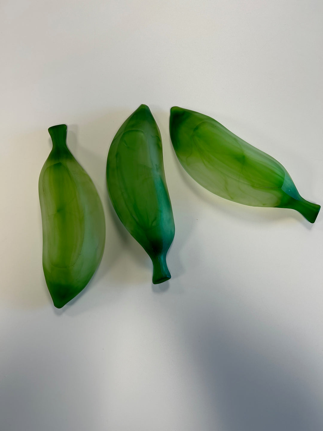 Set van 3 vintage Franse glazen schaaltjes in blad-/peulvorm – groen matglas – 26 x 8 x 4,5 cm