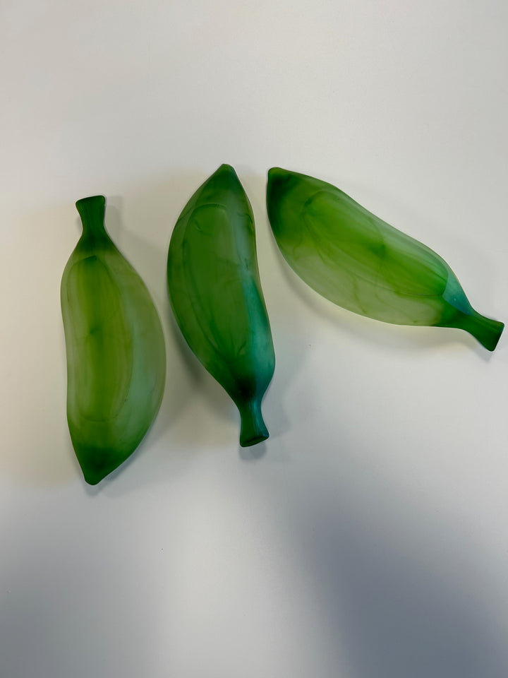 Set van 3 vintage Franse glazen schaaltjes in blad-/peulvorm – groen matglas – 26 x 8 x 4,5 cm
