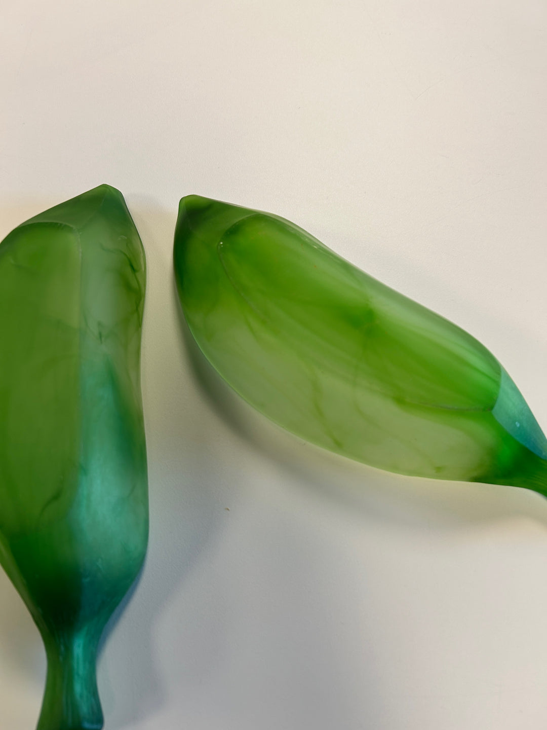 Set van 3 vintage Franse glazen schaaltjes in blad-/peulvorm – groen matglas – 26 x 8 x 4,5 cm