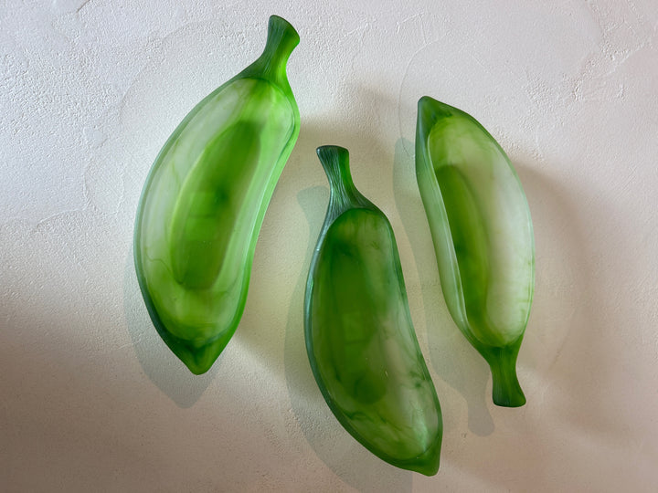 Set van 3 vintage Franse glazen schaaltjes in blad-/peulvorm – groen matglas – 26 x 8 x 4,5 cm