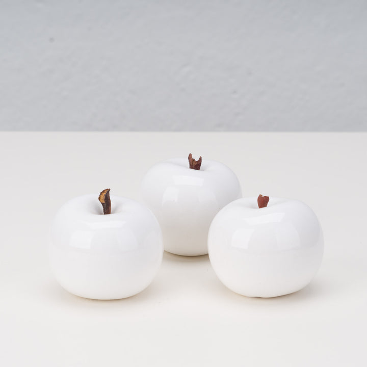 Set van 3 witte keramische appeltjes door kunstenares Lisa Pappon