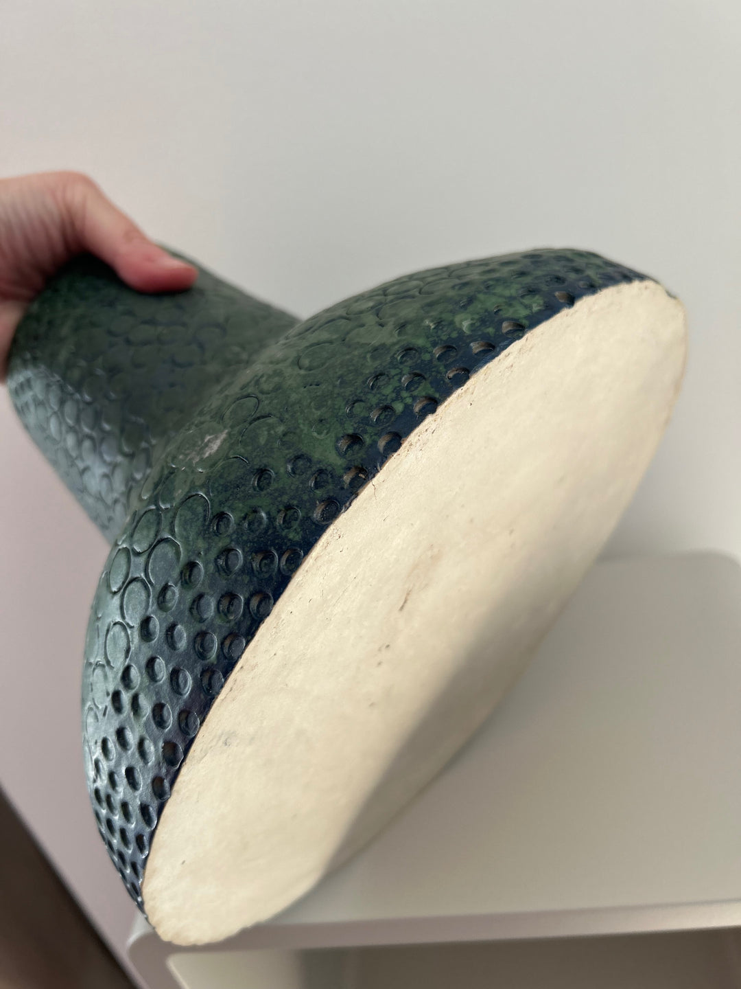 Groene diepte in reliëf – een vaas die leeft tussen water en aarde /  25,5 x 22,5 x 23 cm