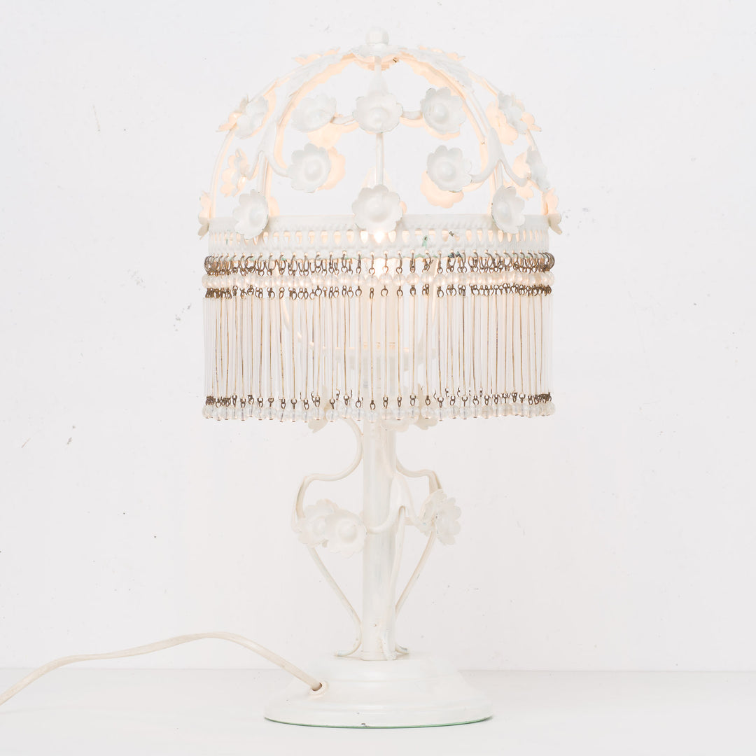 Vintage witte smeedijzeren lamp – romantisch bloemmotief met glaskralen