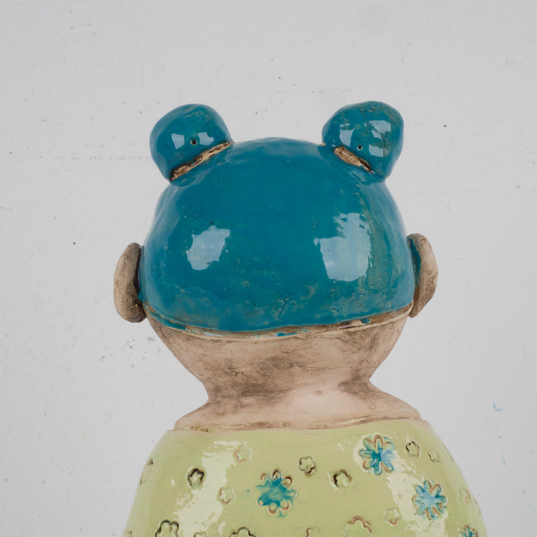 Kleurrijk handgemaakt keramisch beeld – De Reiziger