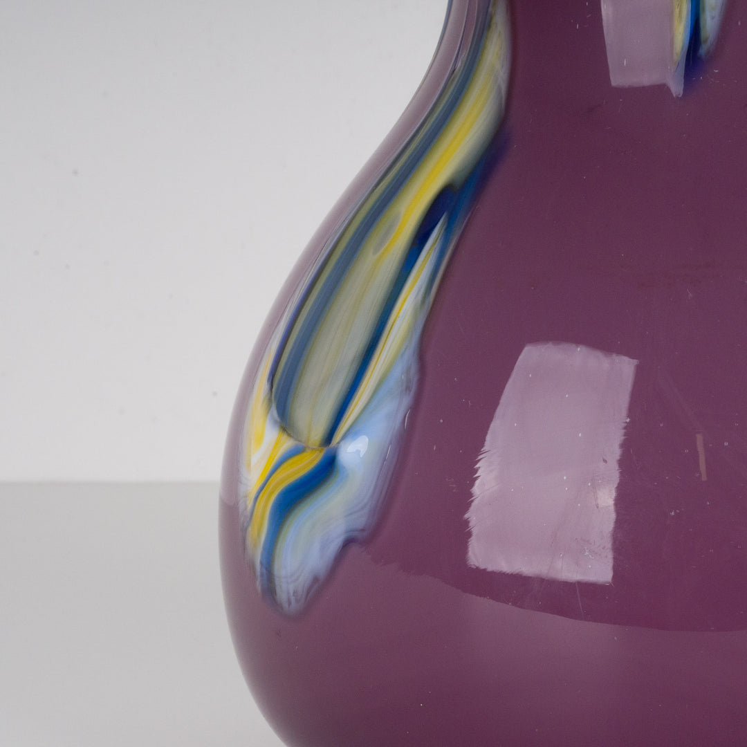 Moderne grote paarse glazen vaas met noppen.