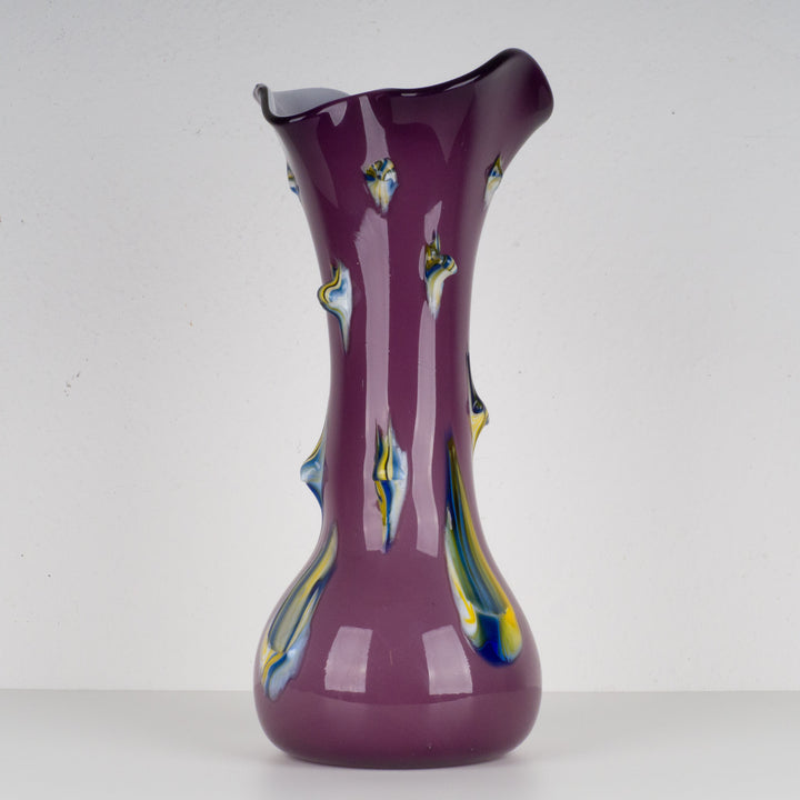 Moderne grote paarse glazen vaas met noppen.