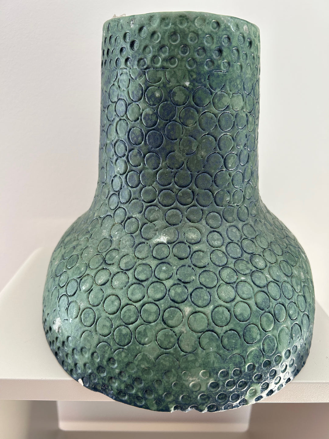 Groene diepte in reliëf – een vaas die leeft tussen water en aarde /  25,5 x 22,5 x 23 cm