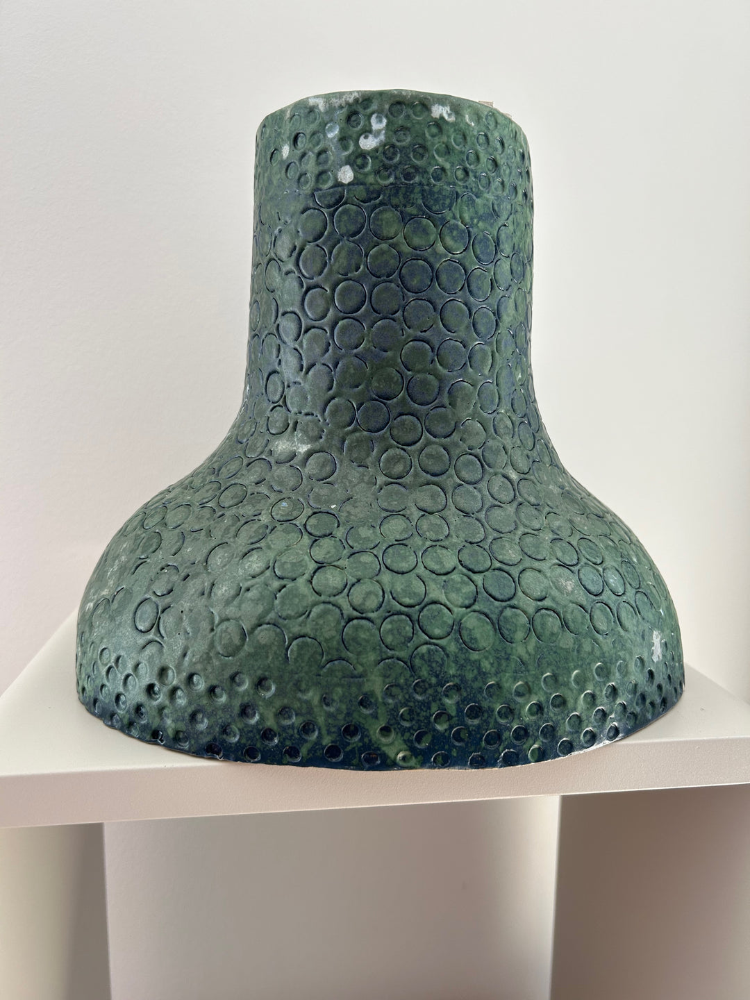 Groene diepte in reliëf – een vaas die leeft tussen water en aarde /  25,5 x 22,5 x 23 cm