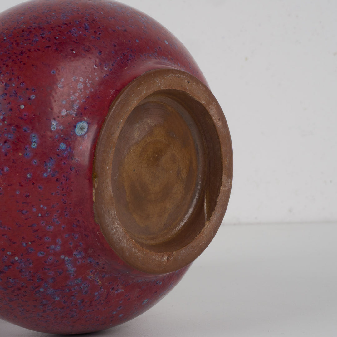 Handgemaakt keramisch vaasje – Bordeaux sang de boeuf met lichtblauw glazuur