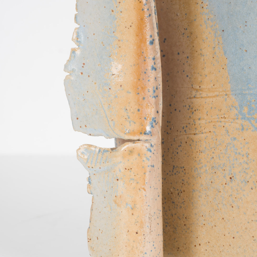 Handgemaakt smal keramisch vaasje – lichtblauw en beige, ophangbaar