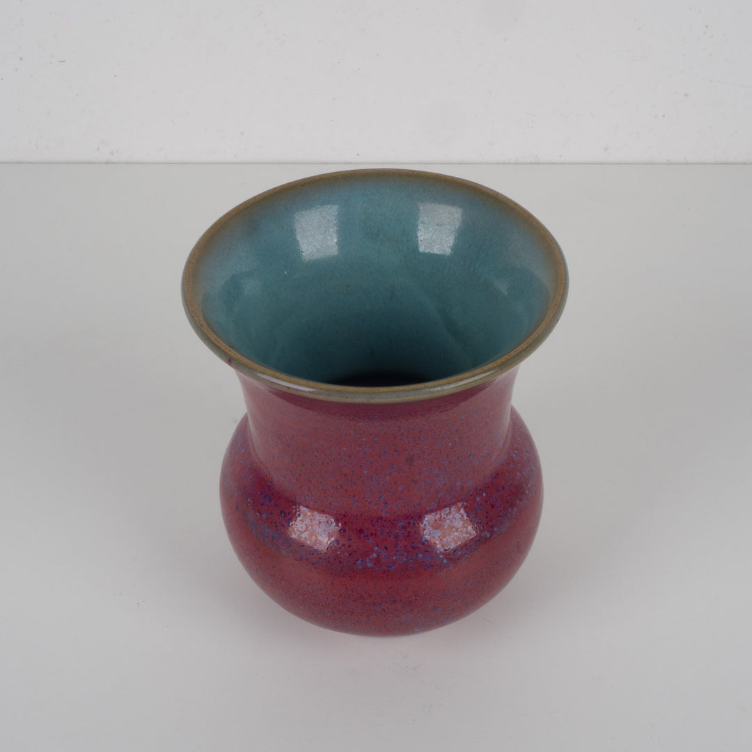 Handgemaakt keramisch vaasje – Bordeaux sang de boeuf met lichtblauw glazuur