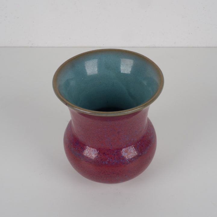 Handgemaakt keramisch vaasje – Bordeaux sang de boeuf met lichtblauw glazuur