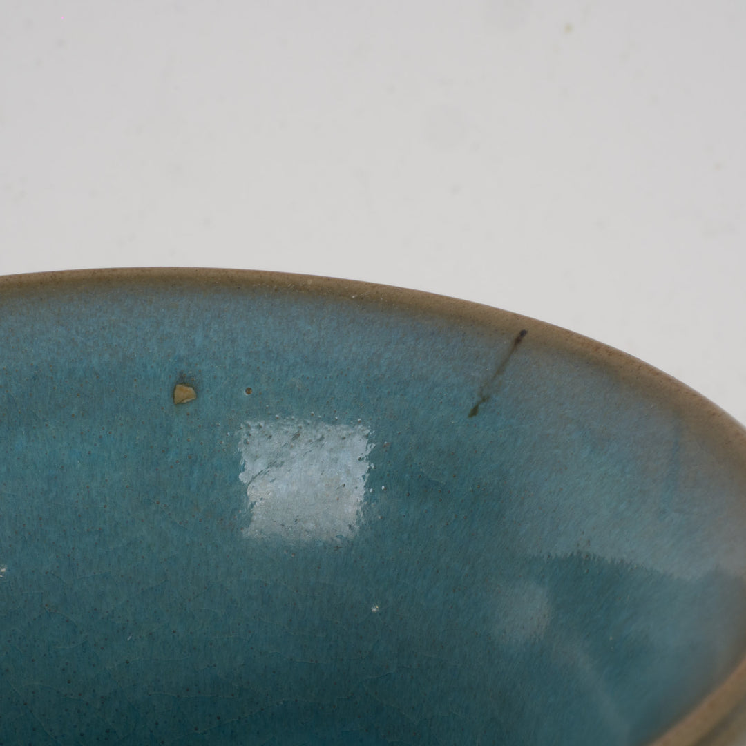 Handgemaakt keramisch vaasje – Bordeaux sang de boeuf met lichtblauw glazuur