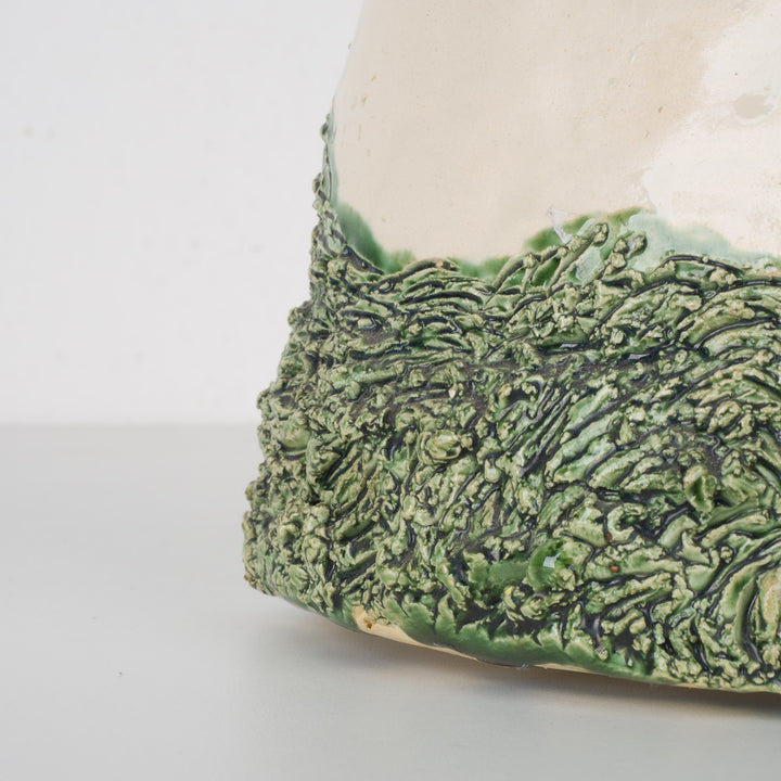 Keramische vaas in de vorm van een bloemkoolblad – gesigneerd – 14x11x18 cm